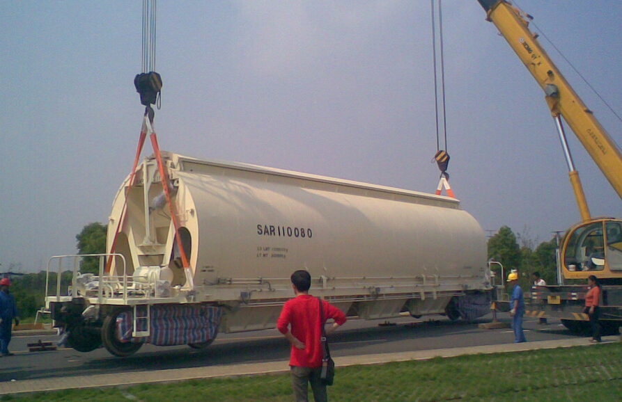 扁平吊裝帶在調(diào)運(yùn)鐵路磷酸鹽漏斗車(chē)